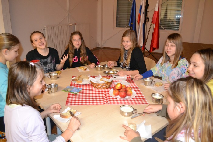 Slovenski tradicionalni zajtrk na OŠ Mokronog.